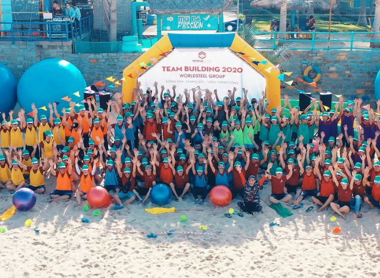 Nhân viên công ty tham gia trò chơi teambuilding trên bãi biển trong tour Phan Thiết 30/4
